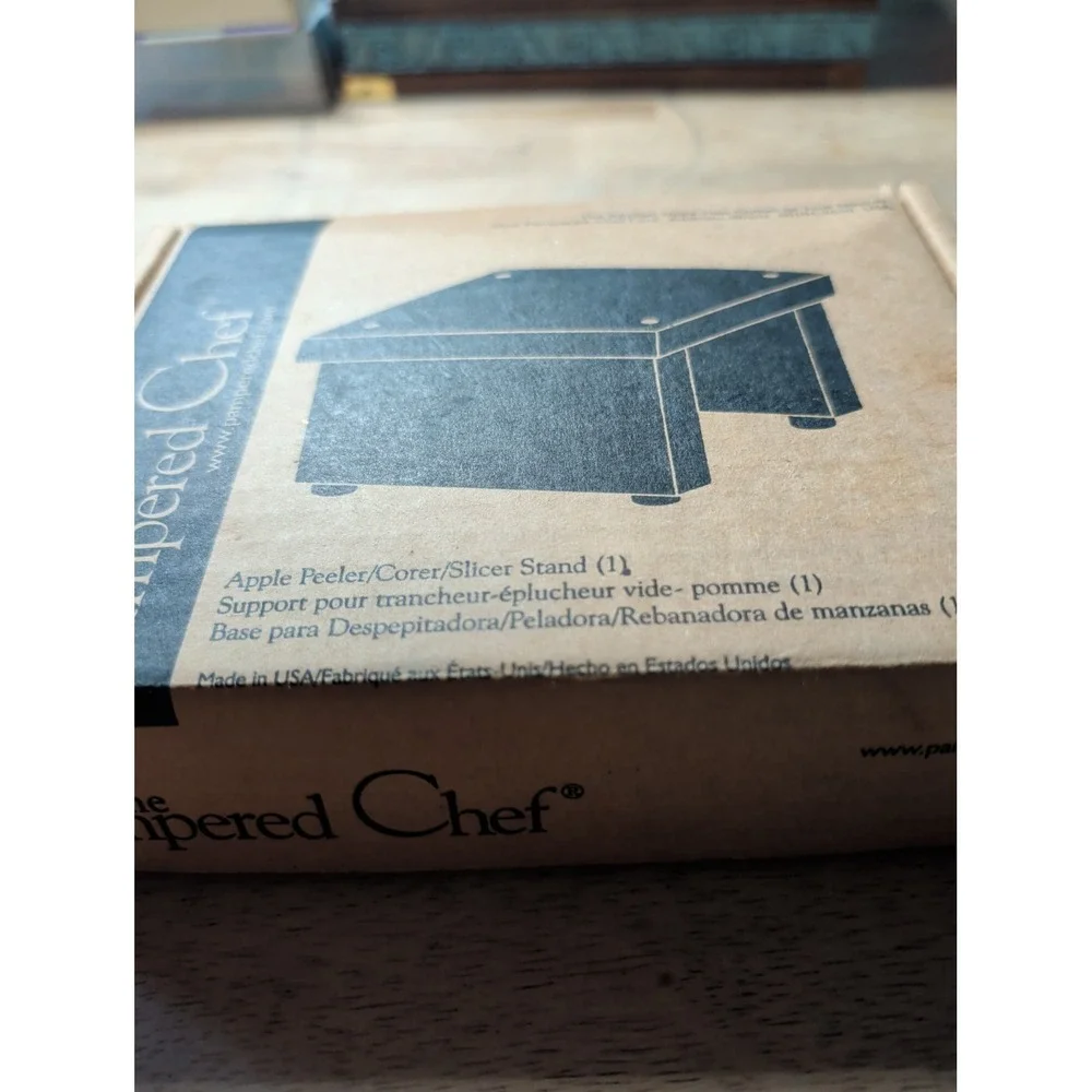 Brand New The Pampered Chef Apple Peeler Corer Slicer Wooden Stand 2435